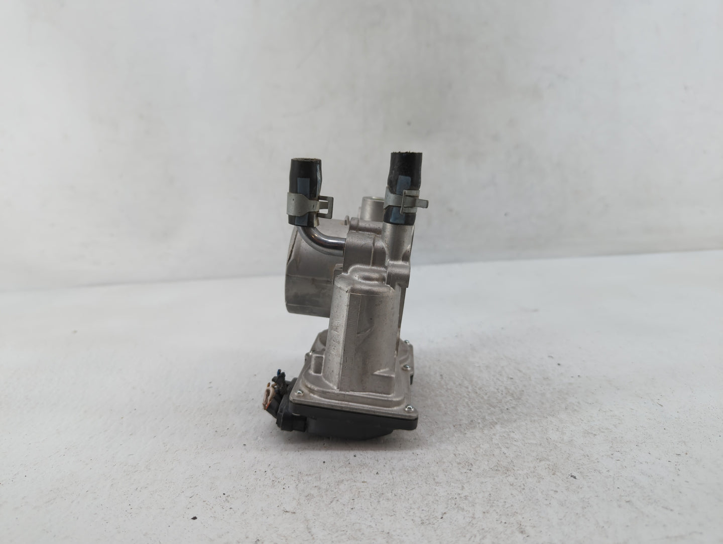 2012-2019 Hyundai Accent Throttle Body P/N:35100-2B300 Fits Fits 2012 2013 2014 2015 2016 2017 2018 2019 OEM Used Auto Parts