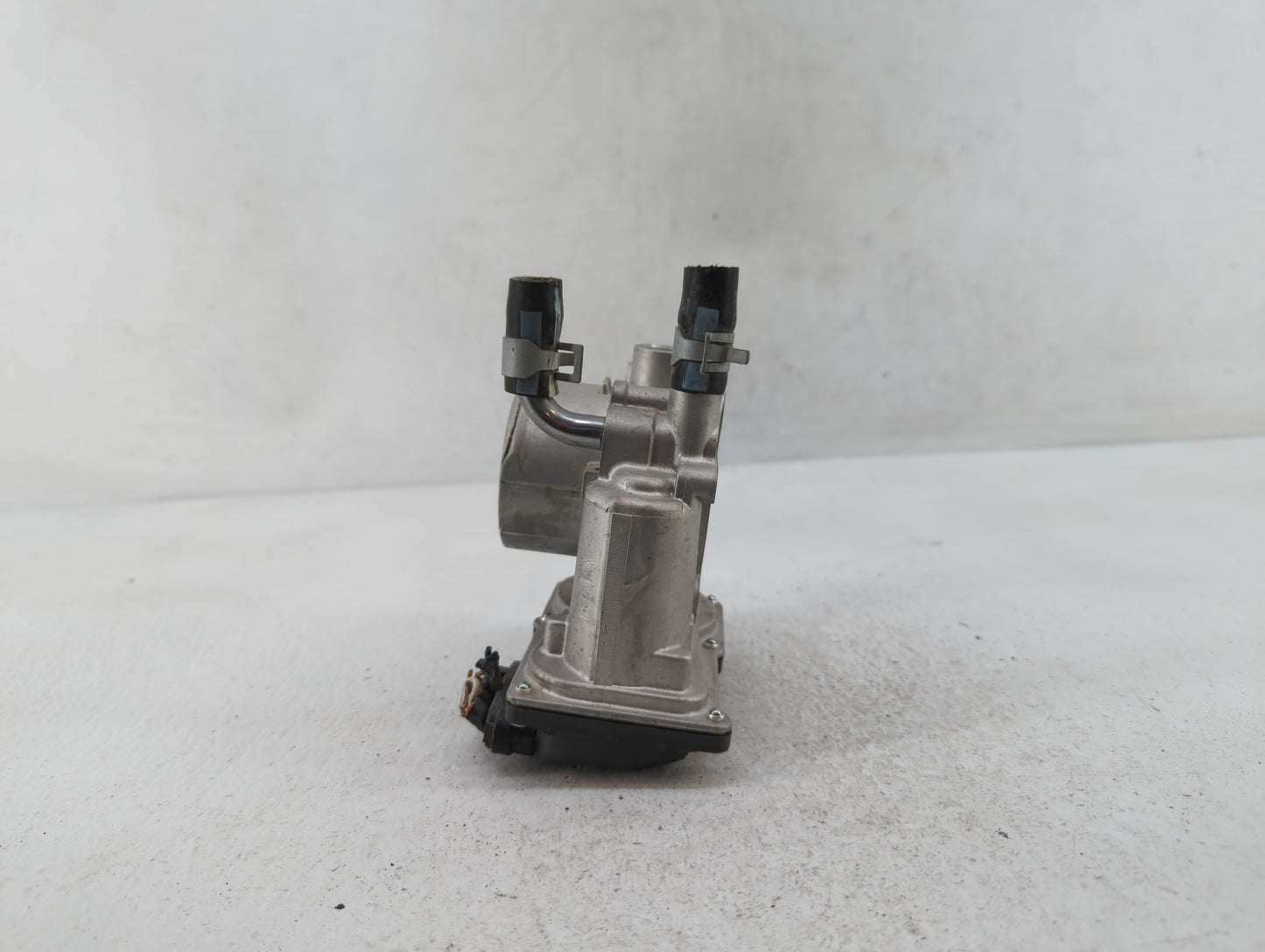 2012-2019 Hyundai Accent Throttle Body P/N:35100-2B300 Fits Fits 2012 2013 2014 2015 2016 2017 2018 2019 OEM Used Auto Parts