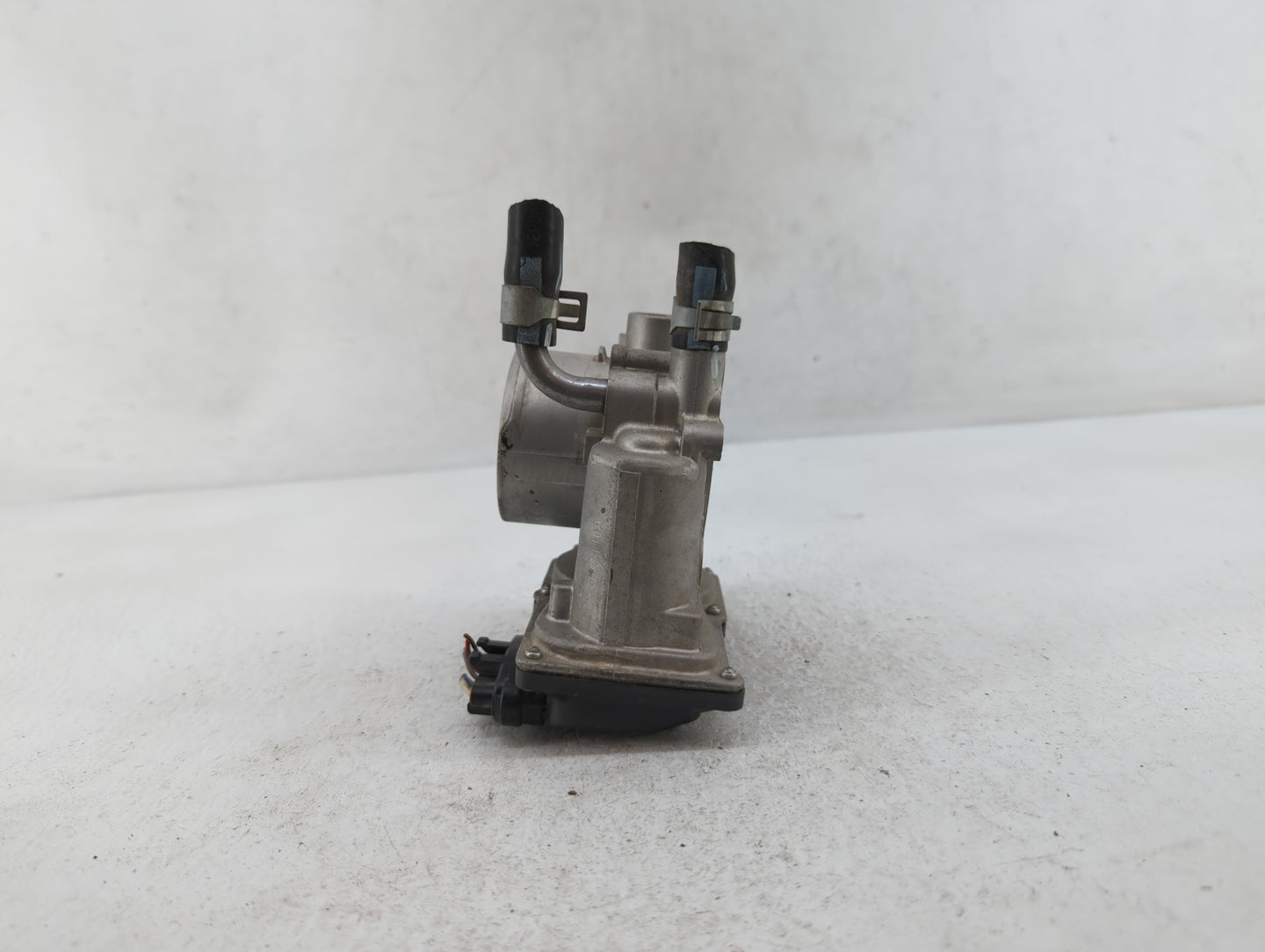 2012-2019 Hyundai Accent Throttle Body P/N:35100-2B300 Fits Fits 2012 2013 2014 2015 2016 2017 2018 2019 OEM Used Auto Parts