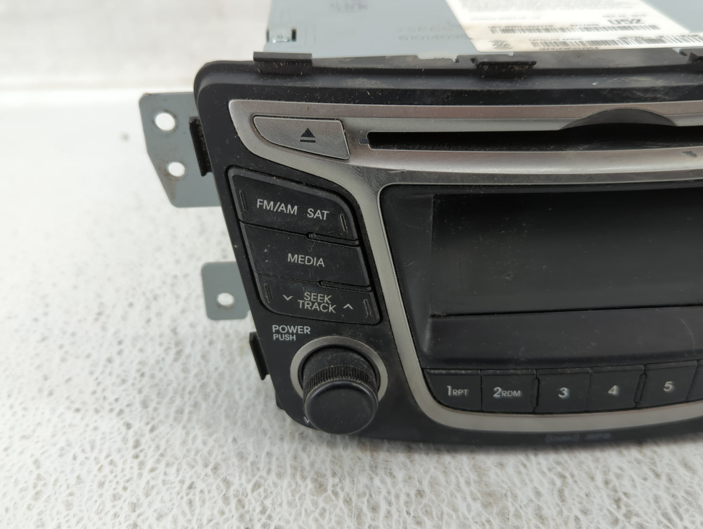 2015-2017 Hyundai Accent Am Fm Cd Player Radio Receiver - Oemusedautoparts1.com