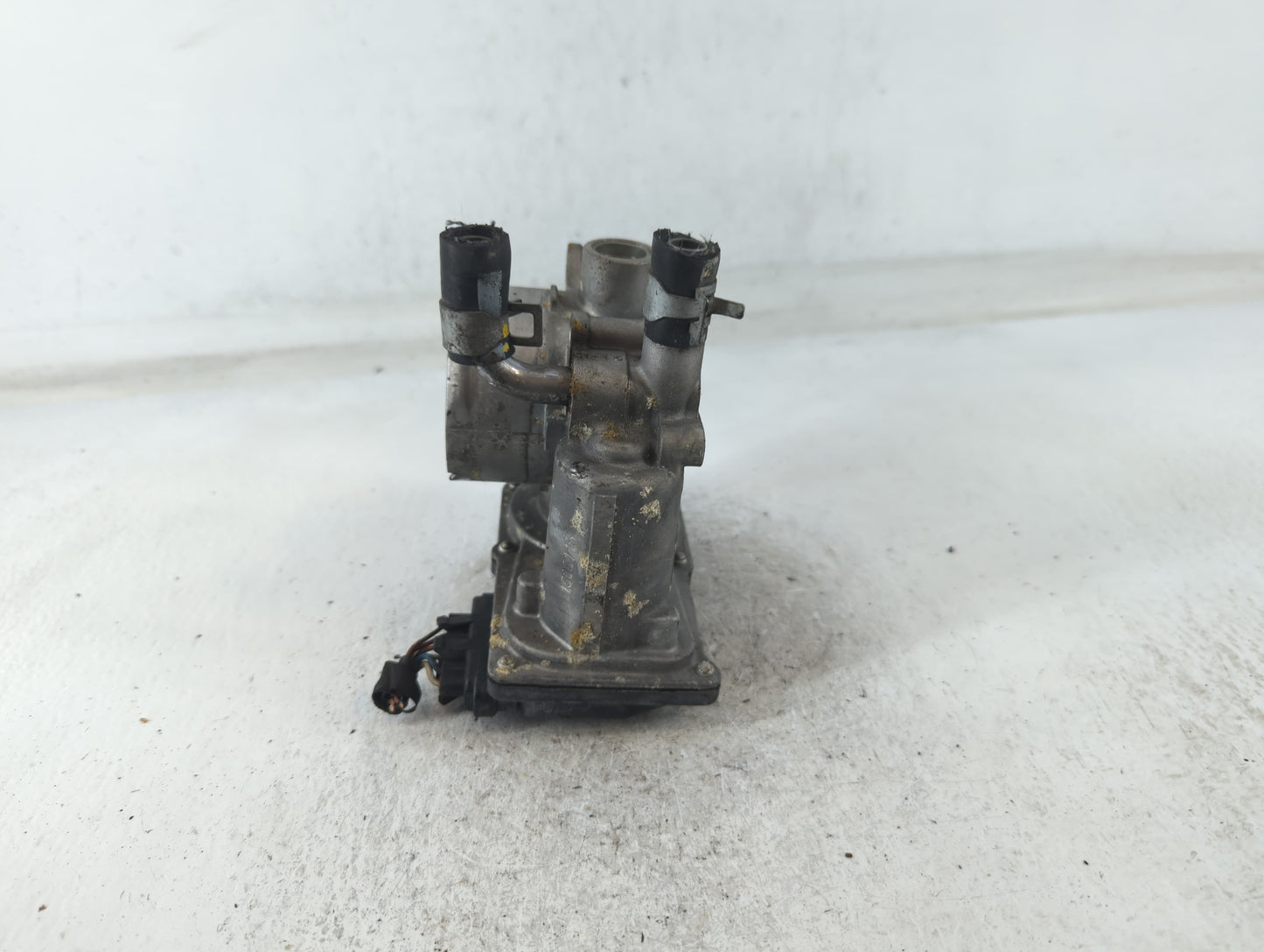 2012-2019 Hyundai Accent Throttle Body P/N:35100-2B300 Fits Fits 2012 2013 2014 2015 2016 2017 2018 2019 OEM Used Auto Parts