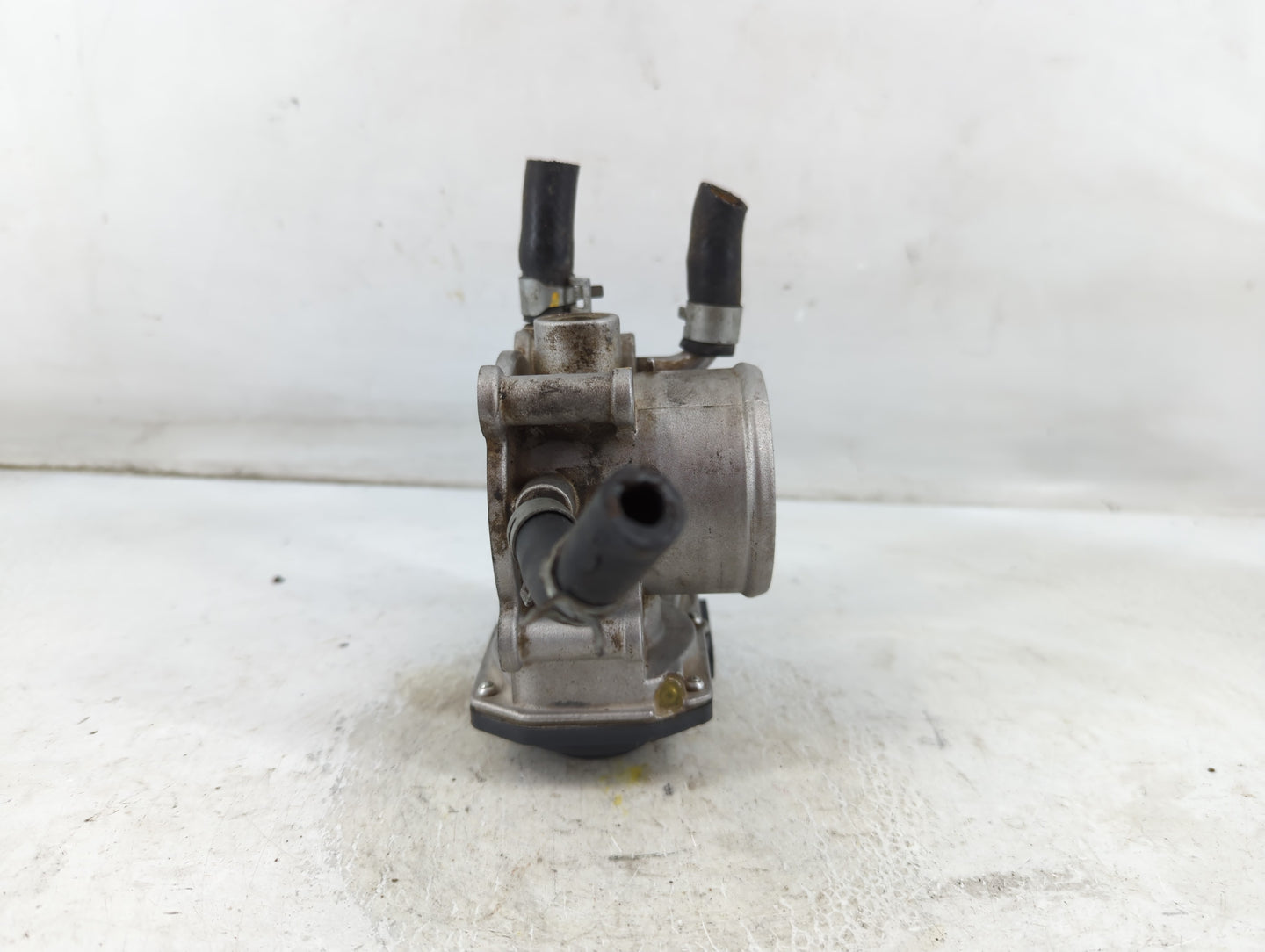 2012-2019 Hyundai Accent Throttle Body P/N:35100-2B300 Fits Fits 2012 2013 2014 2015 2016 2017 2018 2019 OEM Used Auto Parts