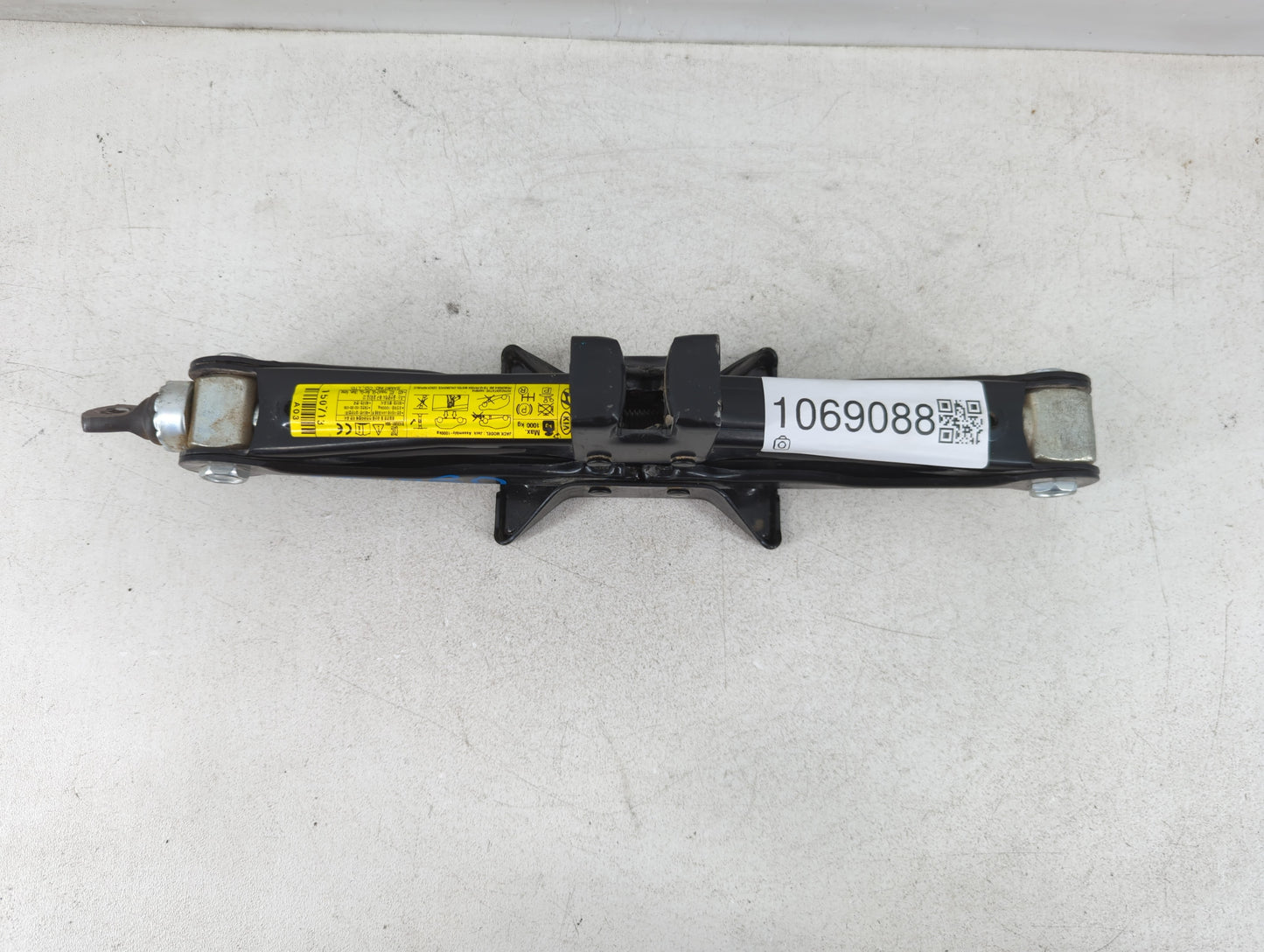 2016 Hyundai Azera Spare Scissor Car Jack 1069088 - Oemusedautoparts1.com