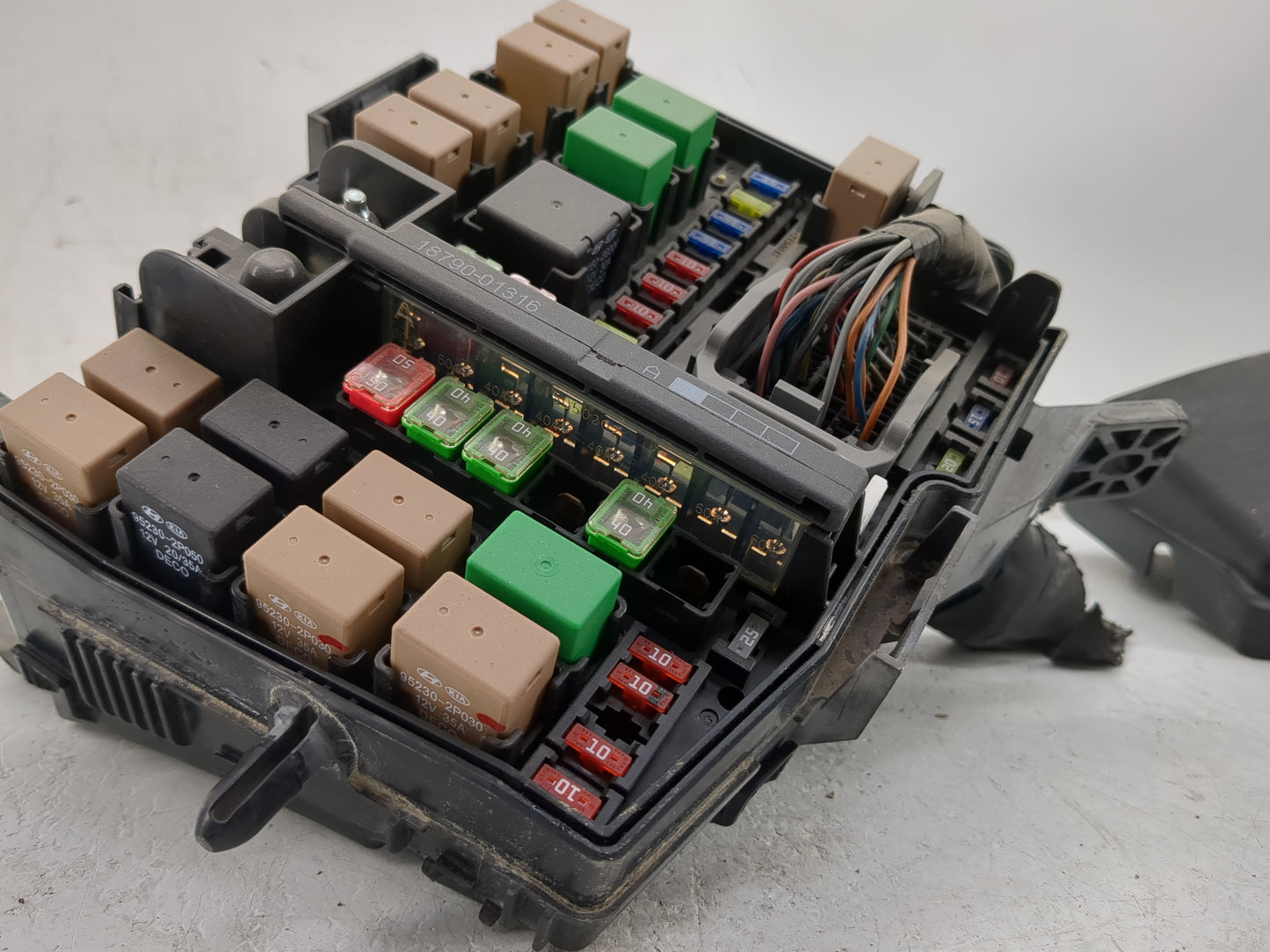 2015-2017 Hyundai Azera Fusebox Fuse Box Panel Relay Module P/N:91223 3V020 Fits Fits 2015 2016 2017 OEM Used Auto Parts - O