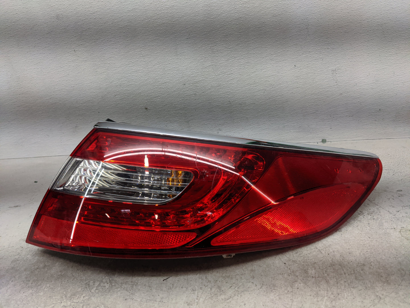 2012-2017 Hyundai Azera Tail Light Assembly Passenger Right OEM P/N:92404-3V01 Fits Fits 2012 2013 2014 2015 2016 2017 OEM U