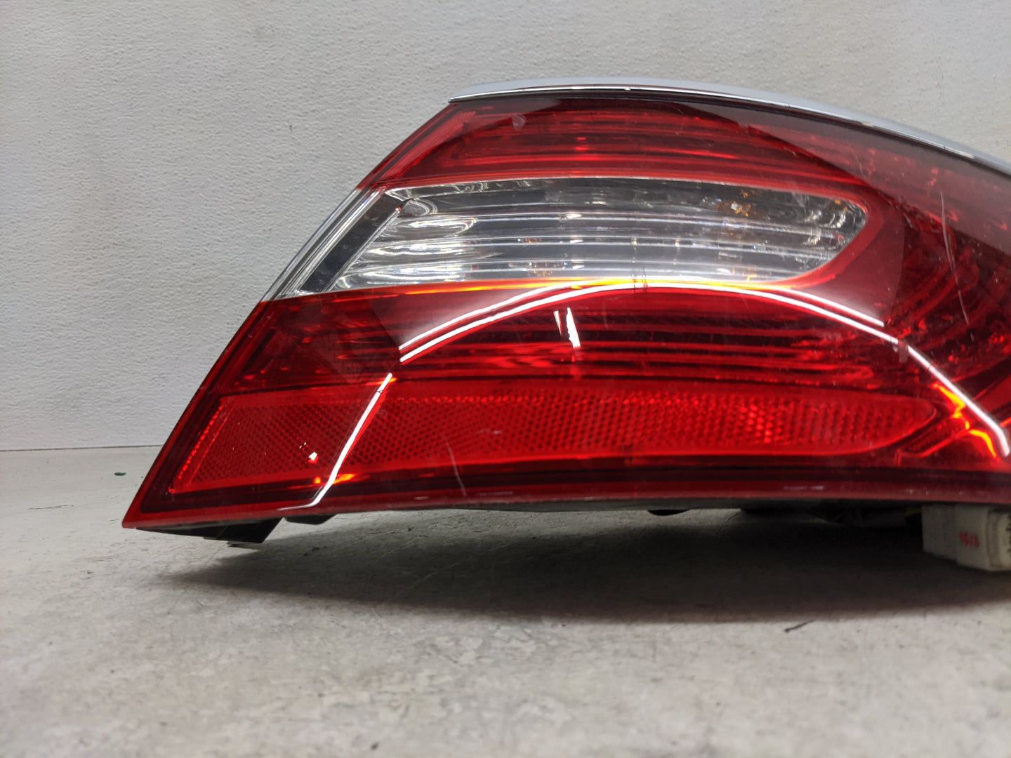2012-2017 Hyundai Azera Tail Light Assembly Passenger Right OEM P/N:92404-3V01 Fits Fits 2012 2013 2014 2015 2016 2017 OEM U