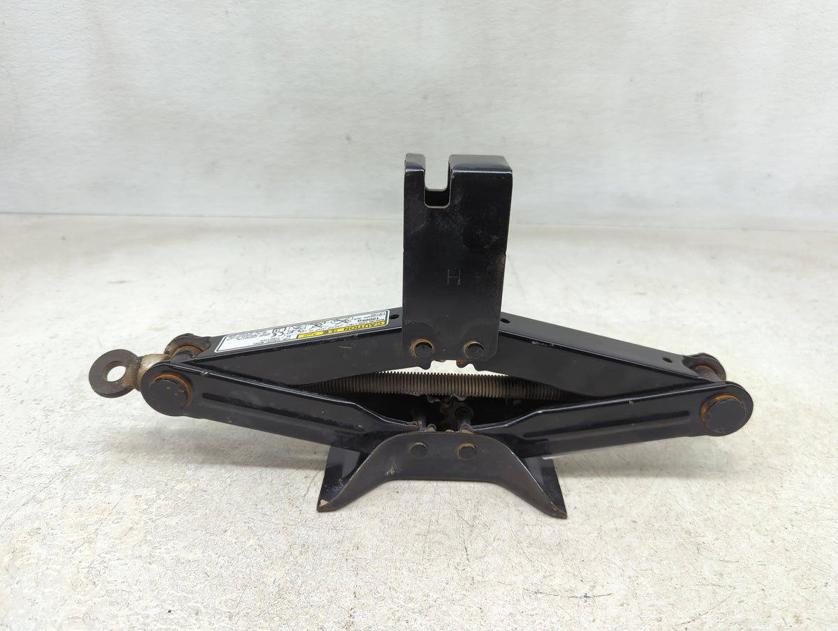 2016 Hyundai Azera Spare Scissor Car Jack 1390162 - Oemusedautoparts1.com