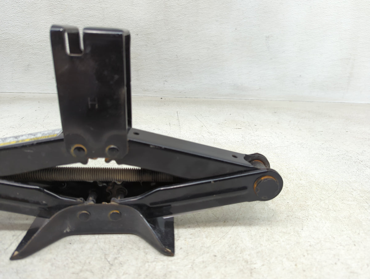 2016 Hyundai Azera Spare Scissor Car Jack 1390162 - Oemusedautoparts1.com