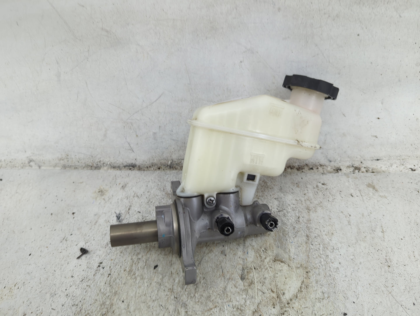 2015-2017 Hyundai Azera Brake Master Cylinder - Oemusedautoparts1.com