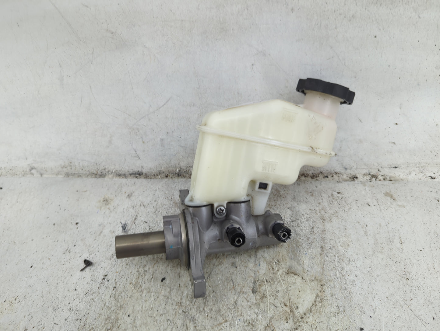 2015-2017 Hyundai Azera Brake Master Cylinder - Oemusedautoparts1.com