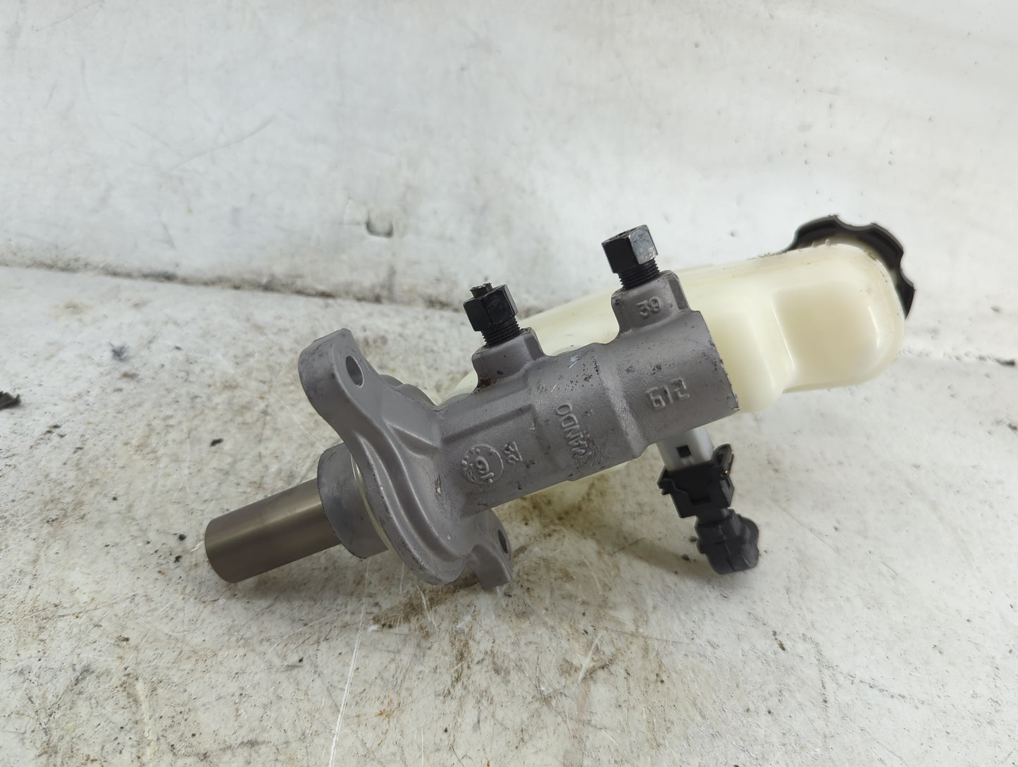 2015-2017 Hyundai Azera Brake Master Cylinder - Oemusedautoparts1.com