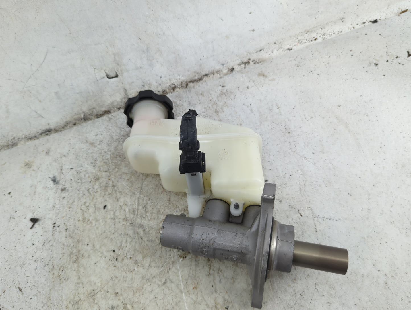 2015-2017 Hyundai Azera Brake Master Cylinder - Oemusedautoparts1.com