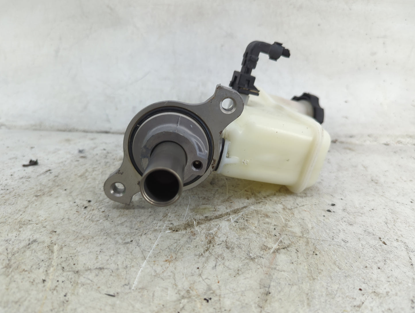 2015-2017 Hyundai Azera Brake Master Cylinder - Oemusedautoparts1.com