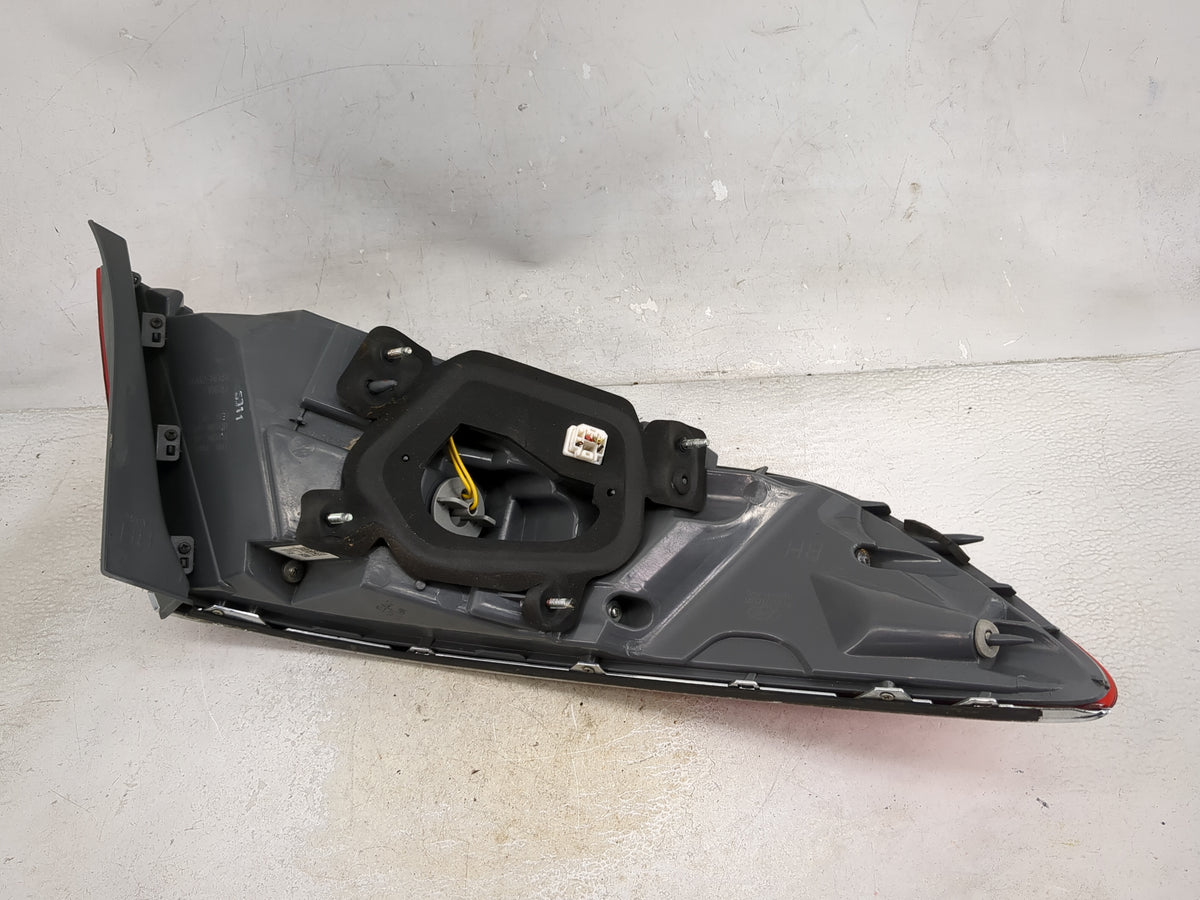 2012-2017 Hyundai Azera Tail Light Assembly Passenger Right OEM P/N:92404-3V0 Fits Fits 2012 2013 2014 2015 2016 2017 OEM Us