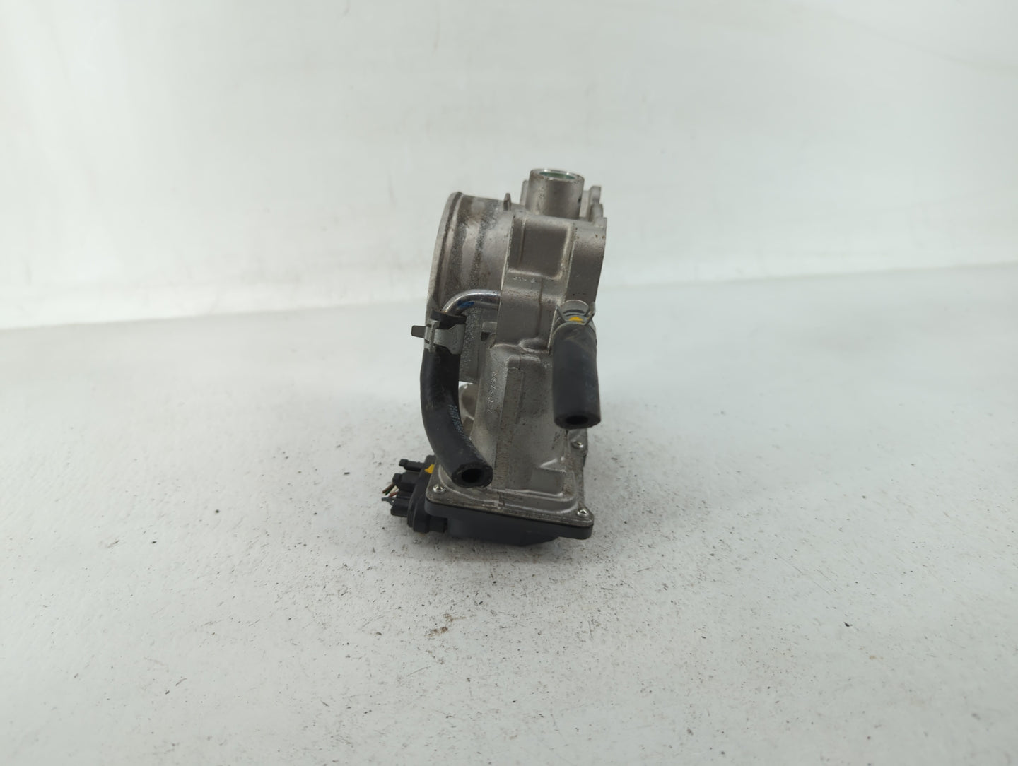 2012-2017 Hyundai Azera Throttle Body P/N:35100-3CAA0 Fits Fits 2012 2013 2014 2015 2016 2017 2018 OEM Used Auto Parts - Oem