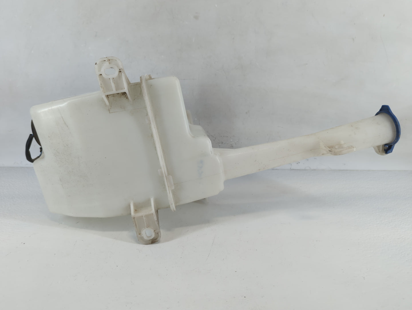 2012-2017 Hyundai Azera Windshield Washer Fluid Reservoir Bottle Oem - Oemusedautoparts1.com