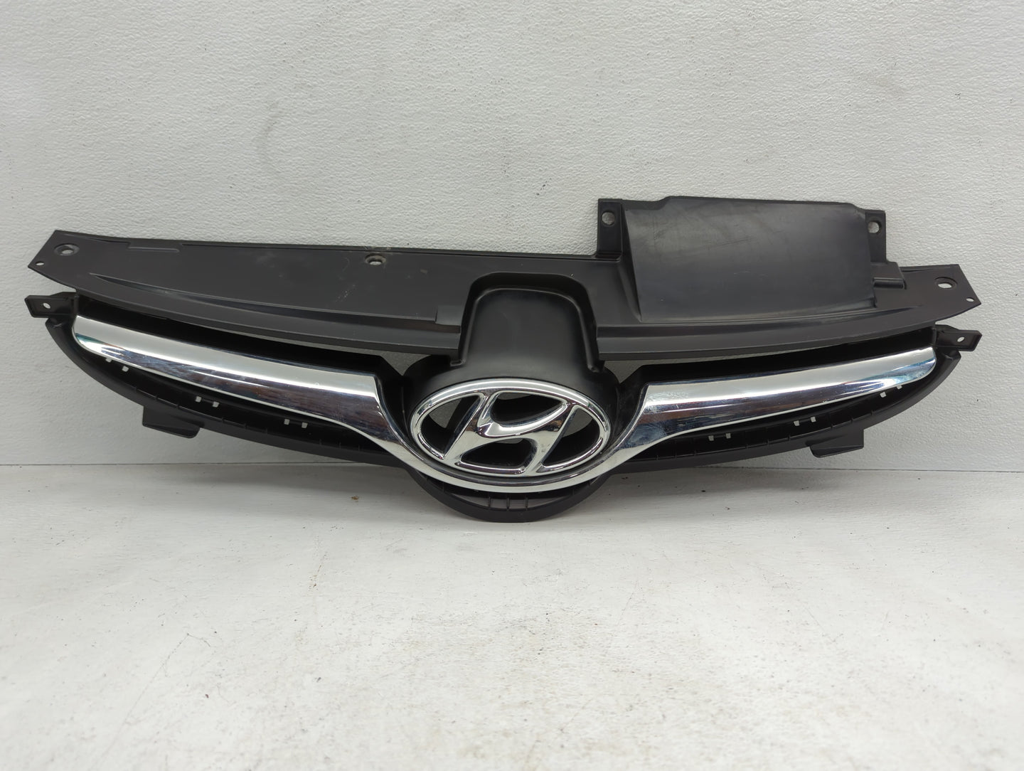 2015-2016 Hyundai Elantra Front Grille Bumper Not Included - Oemusedautoparts1.com