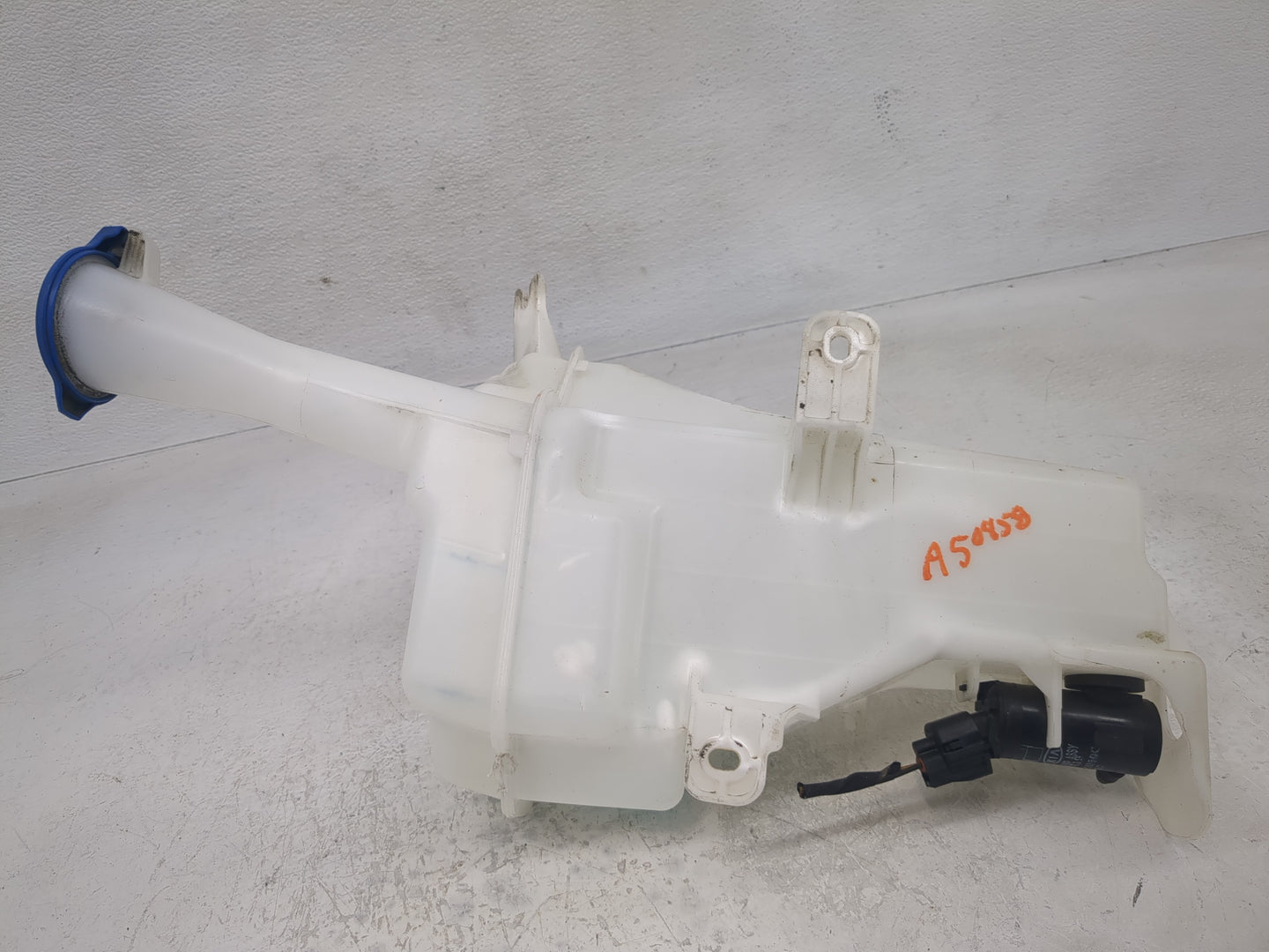 2014-2016 Hyundai Elantra Windshield Washer Fluid Reservoir Bottle Oem - Oemusedautoparts1.com