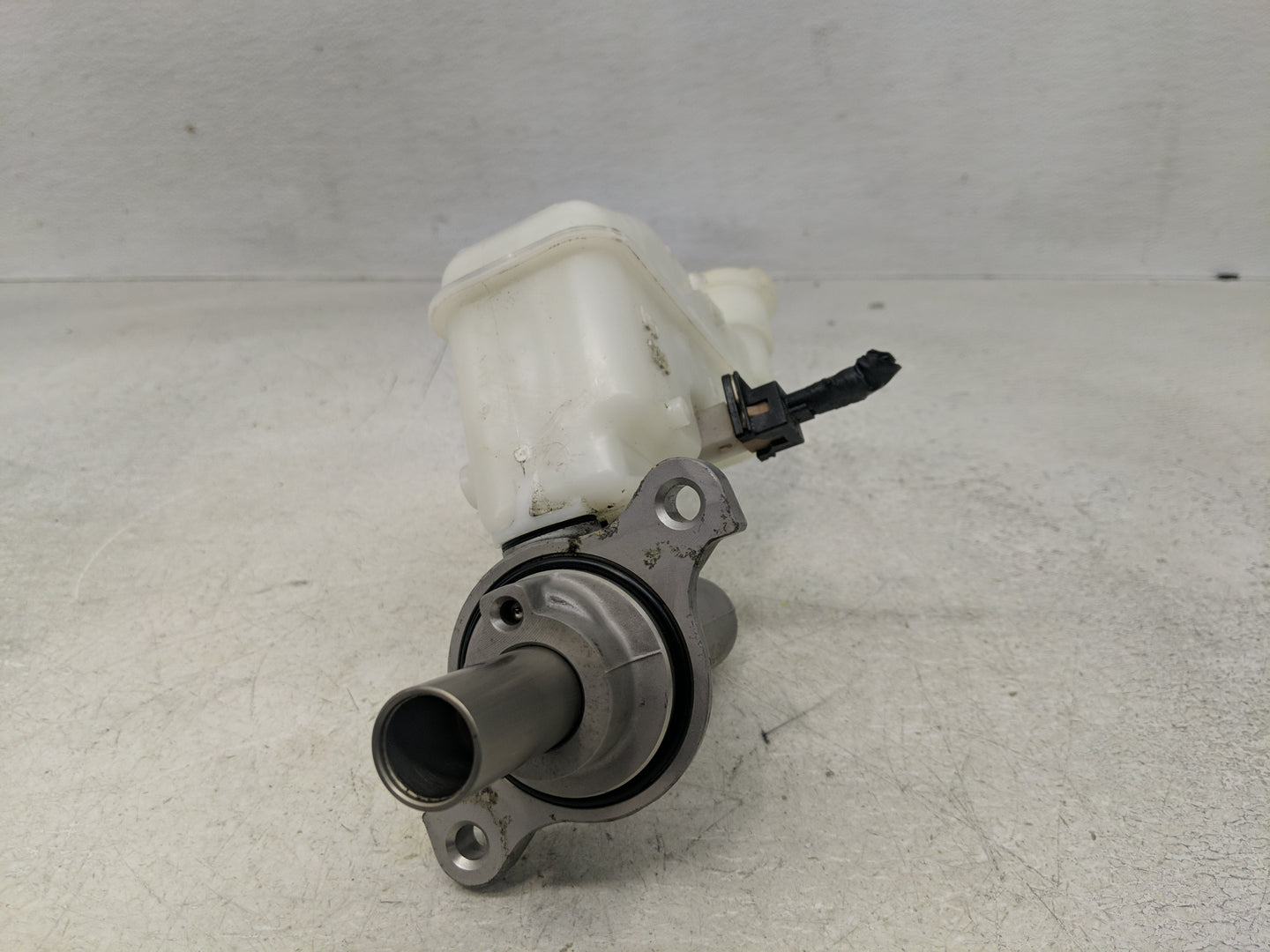 2011-2016 Hyundai Elantra Brake Master Cylinder 1310777 - Oemusedautoparts1.com