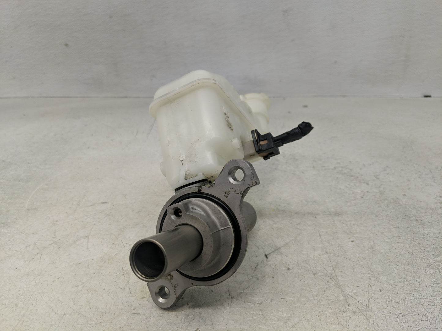 2011-2016 Hyundai Elantra Brake Master Cylinder 1310777 - Oemusedautoparts1.com
