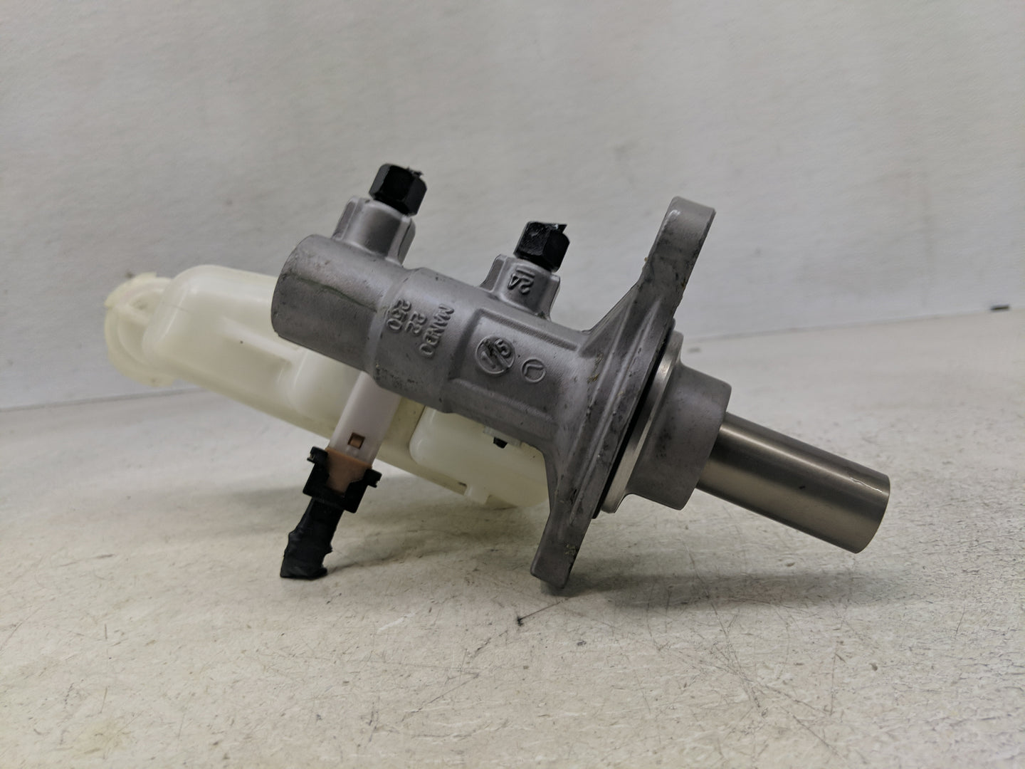 2011-2016 Hyundai Elantra Brake Master Cylinder 1310777 - Oemusedautoparts1.com