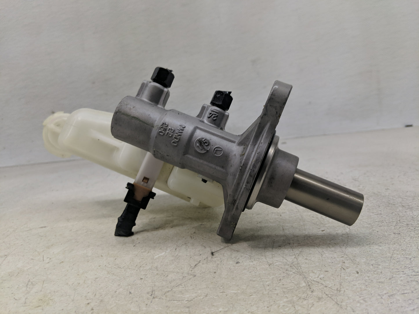 2011-2016 Hyundai Elantra Brake Master Cylinder 1310777 - Oemusedautoparts1.com