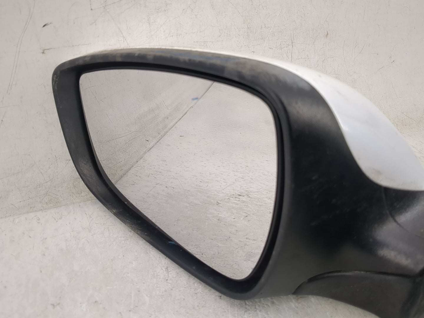 2015-2016 Hyundai Elantra Driver Side View Mirror - Left Door Mirror OEM Used - Oemusedautoparts1.com
