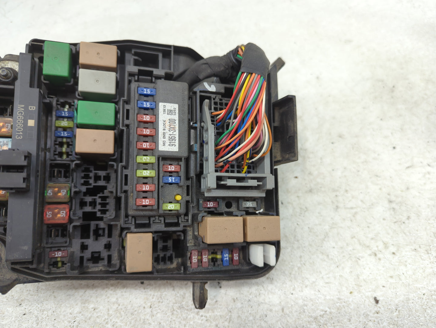 2014-2016 Hyundai Elantra Fusebox Fuse Box Panel Relay Module P/N:91956-00035 91951-3X710 Fits Fits 2014 2015 2016 OEM Used 