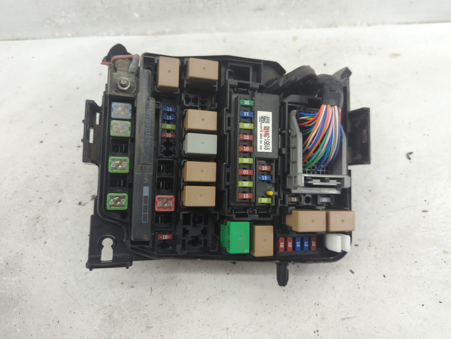 2016-2017 Hyundai Elantra Fusebox Fuse Box Panel Relay Module P/N:91950-A5742 Fits Fits 2016 2017 OEM Used Auto Parts - Oemu