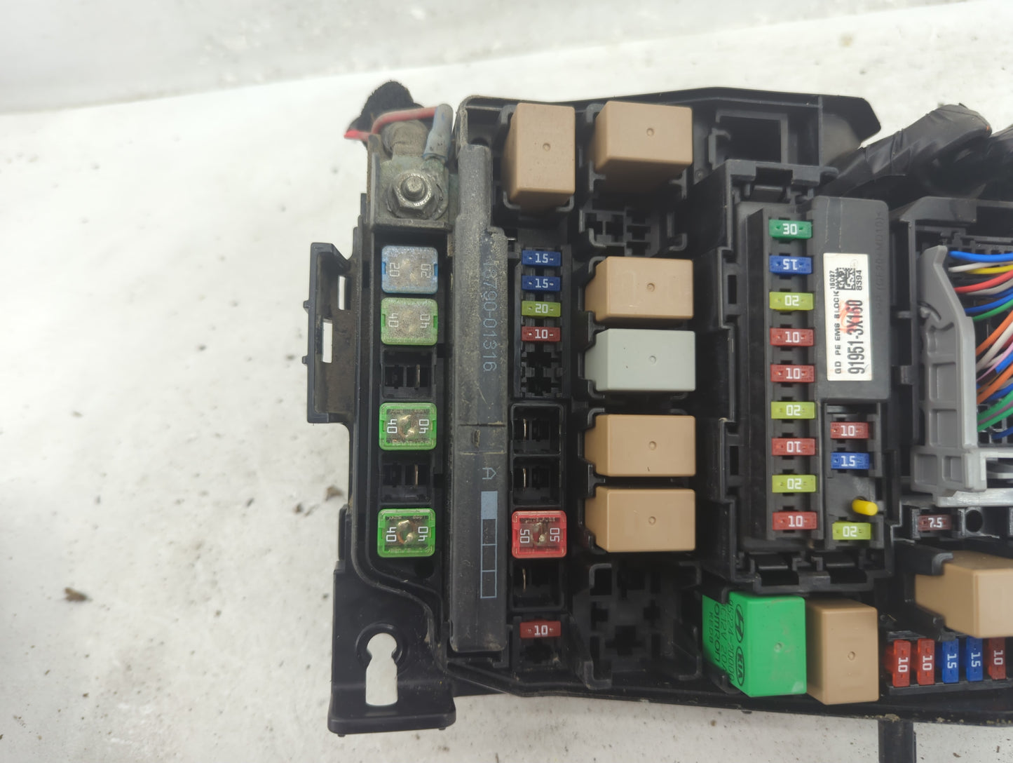 2016-2017 Hyundai Elantra Fusebox Fuse Box Panel Relay Module P/N:91950-A5742 Fits Fits 2016 2017 OEM Used Auto Parts - Oemu