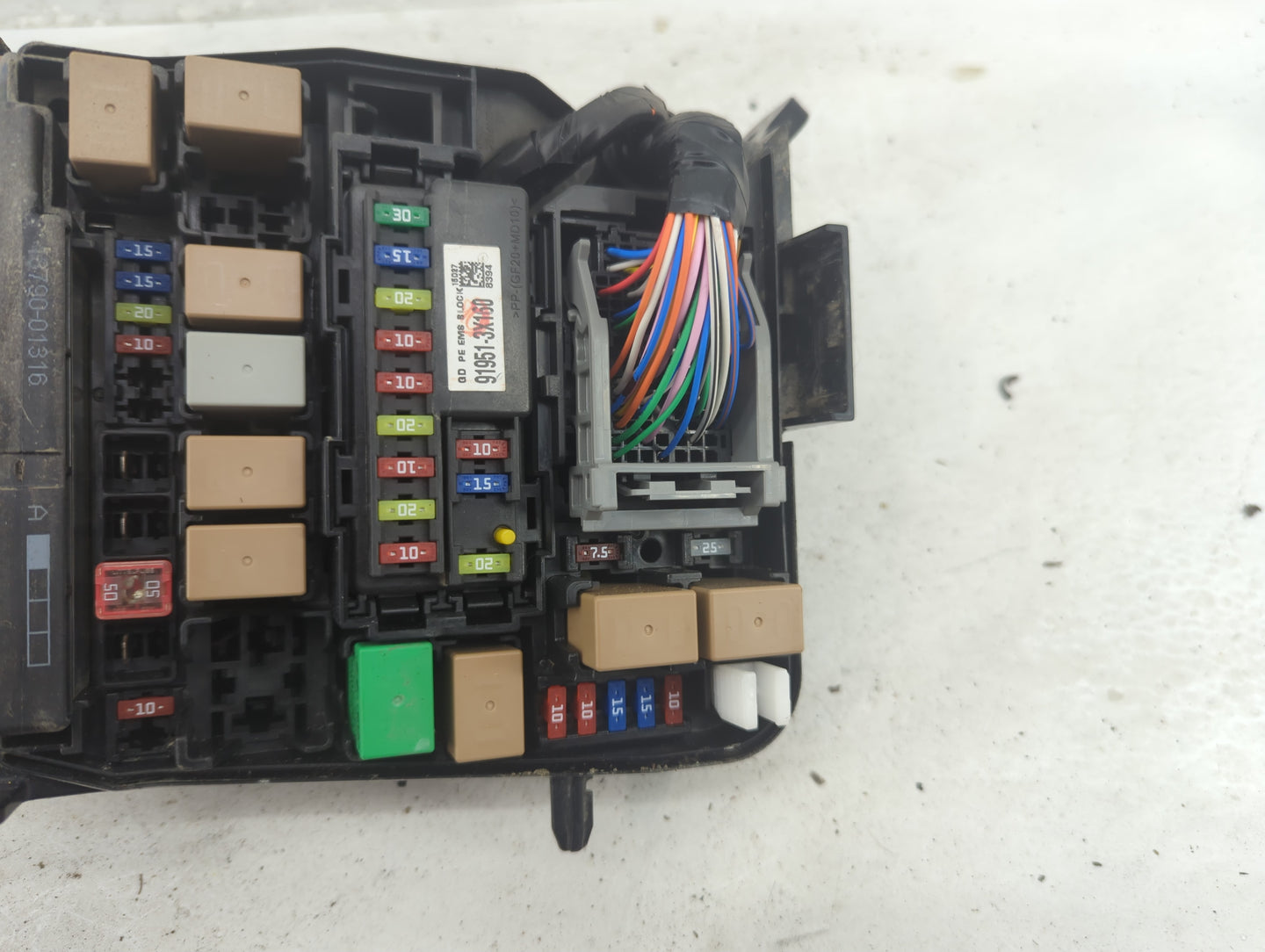 2016-2017 Hyundai Elantra Fusebox Fuse Box Panel Relay Module P/N:91950-A5742 Fits Fits 2016 2017 OEM Used Auto Parts - Oemu