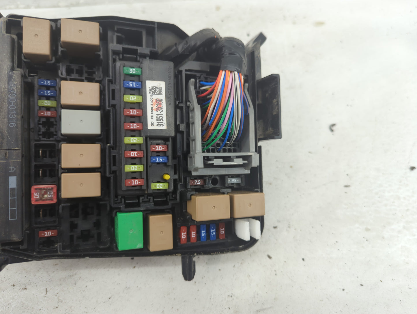 2016-2017 Hyundai Elantra Fusebox Fuse Box Panel Relay Module P/N:91950-A5742 Fits Fits 2016 2017 OEM Used Auto Parts - Oemu