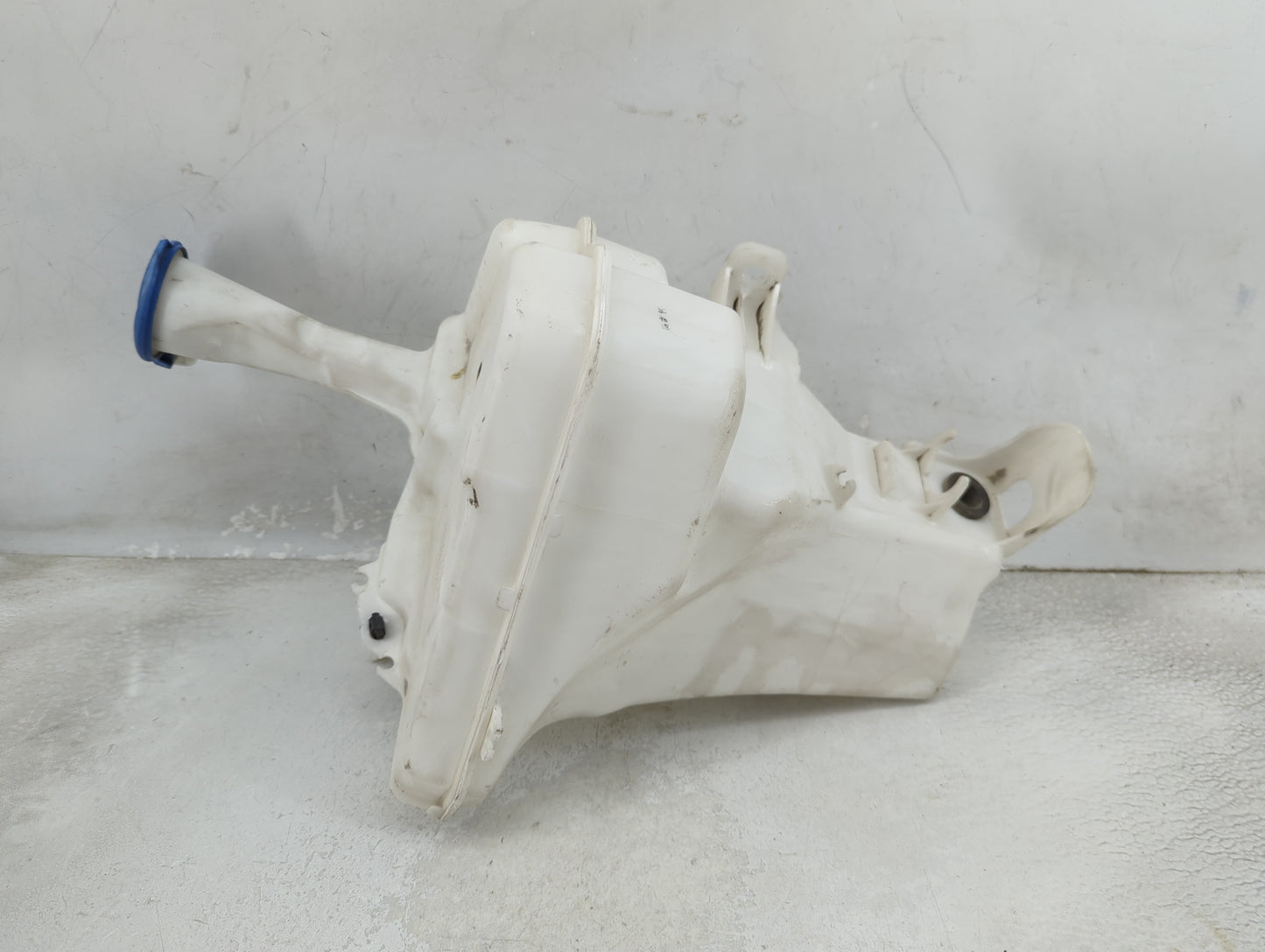2014-2016 Hyundai Elantra Windshield Washer Fluid Reservoir Bottle Oem 1459497 - Oemusedautoparts1.com