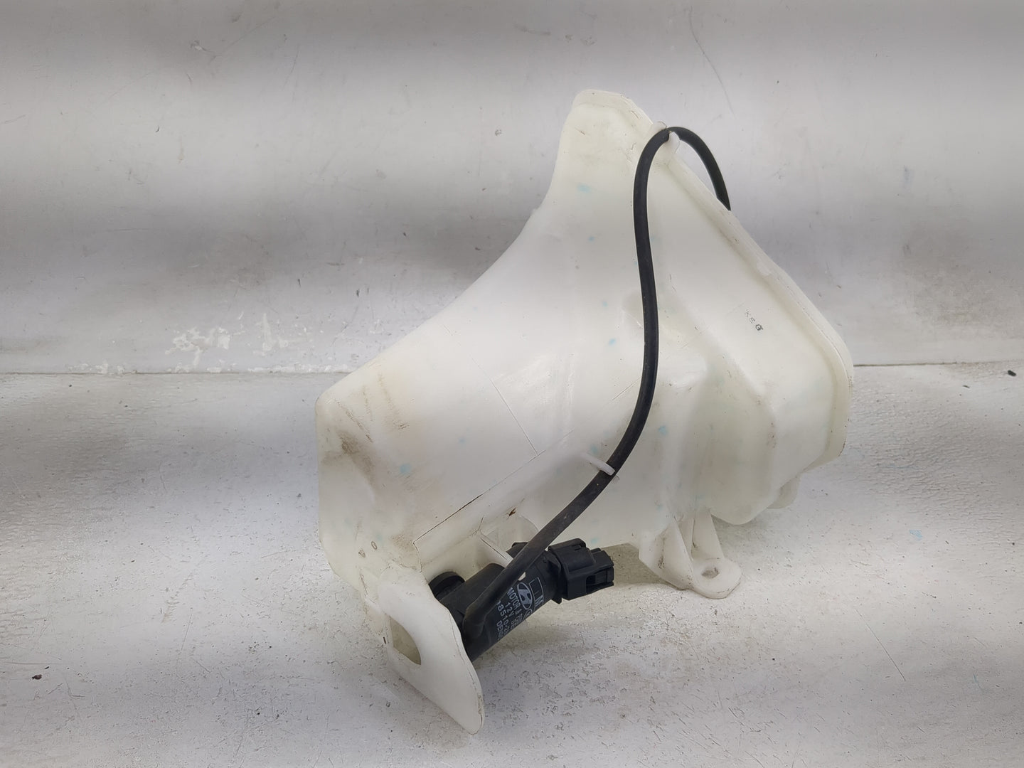 2014-2016 Hyundai Elantra Windshield Washer Fluid Reservoir Bottle Oem 1473919 - Oemusedautoparts1.com
