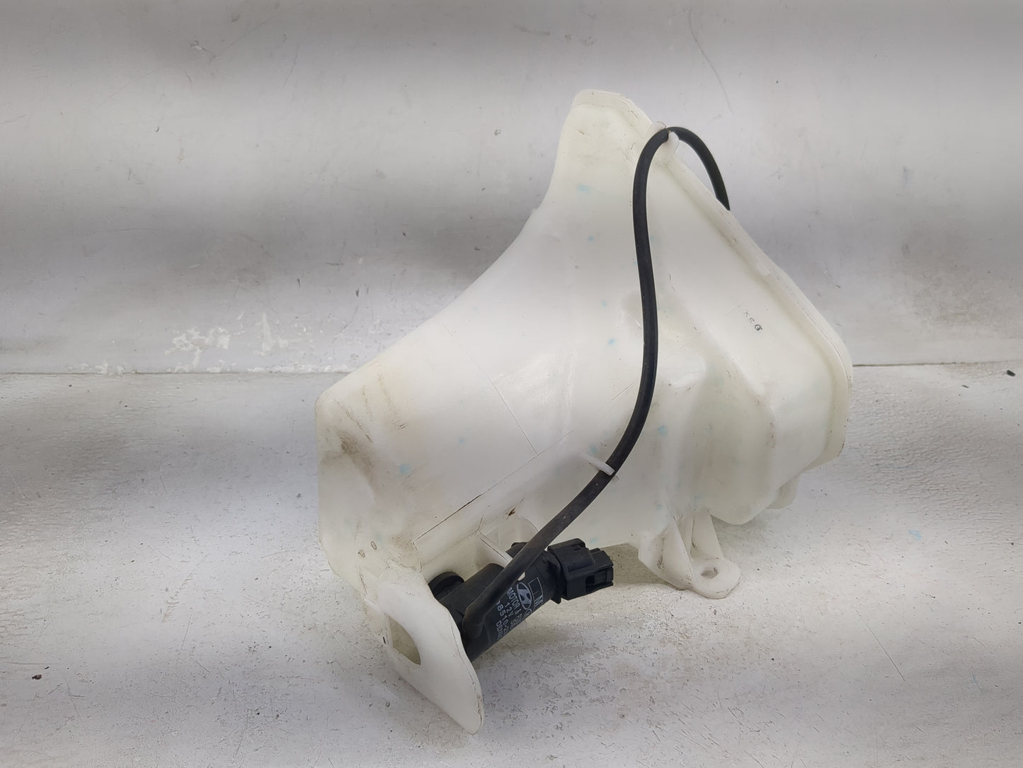 2014-2016 Hyundai Elantra Windshield Washer Fluid Reservoir Bottle Oem 1473919 - Oemusedautoparts1.com
