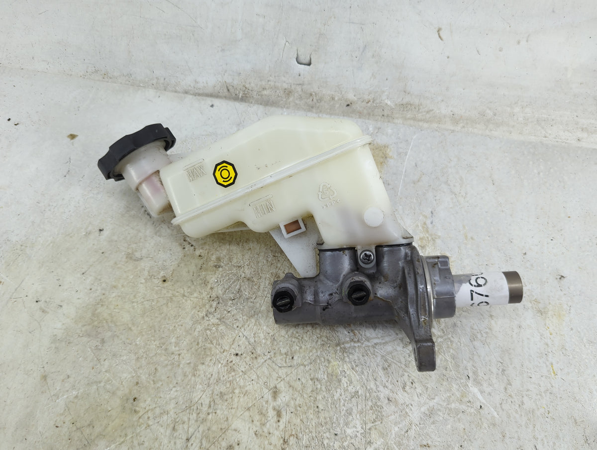 2011-2016 Hyundai Elantra Brake Master Cylinder 1496760 - Oemusedautoparts1.com