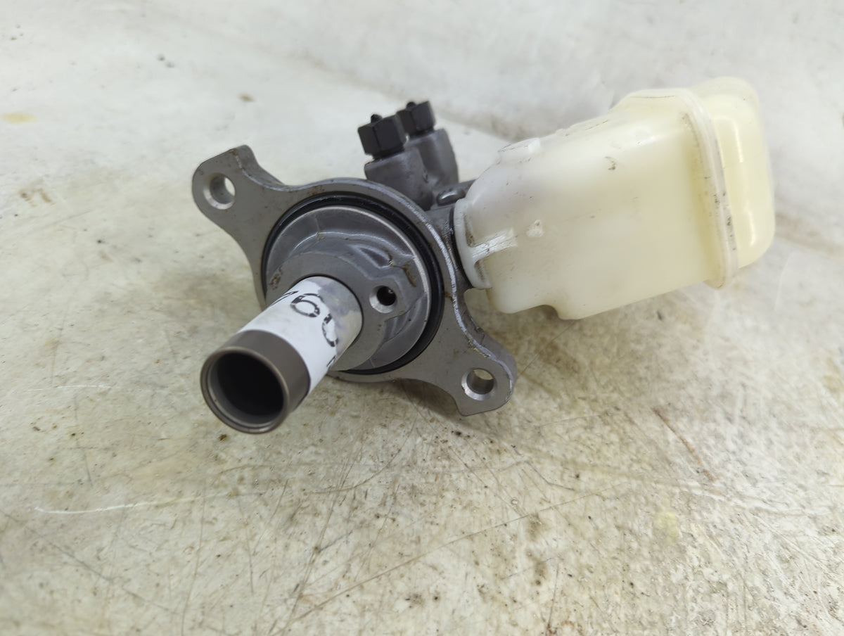 2011-2016 Hyundai Elantra Brake Master Cylinder 1496760 - Oemusedautoparts1.com