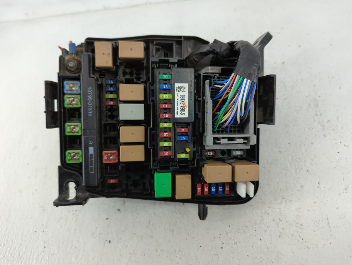 2016-2017 Hyundai Elantra Gt Fusebox Fuse Box Panel Relay Module P/N:91248A520B Fits Fits 2016 2017 OEM Used Auto Parts - Oe