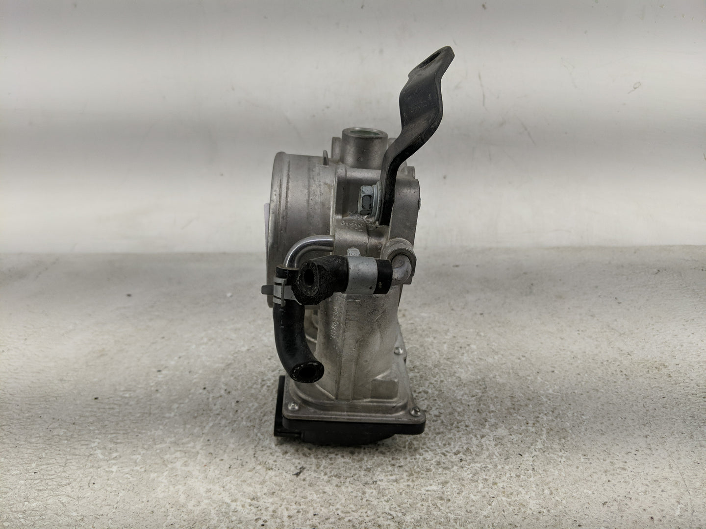 2015-2016 Hyundai Genesis Throttle Body P/N:35100-3CAC0 Fits Fits 2015 2016 2017 OEM Used Auto Parts - Oemusedautoparts1.com