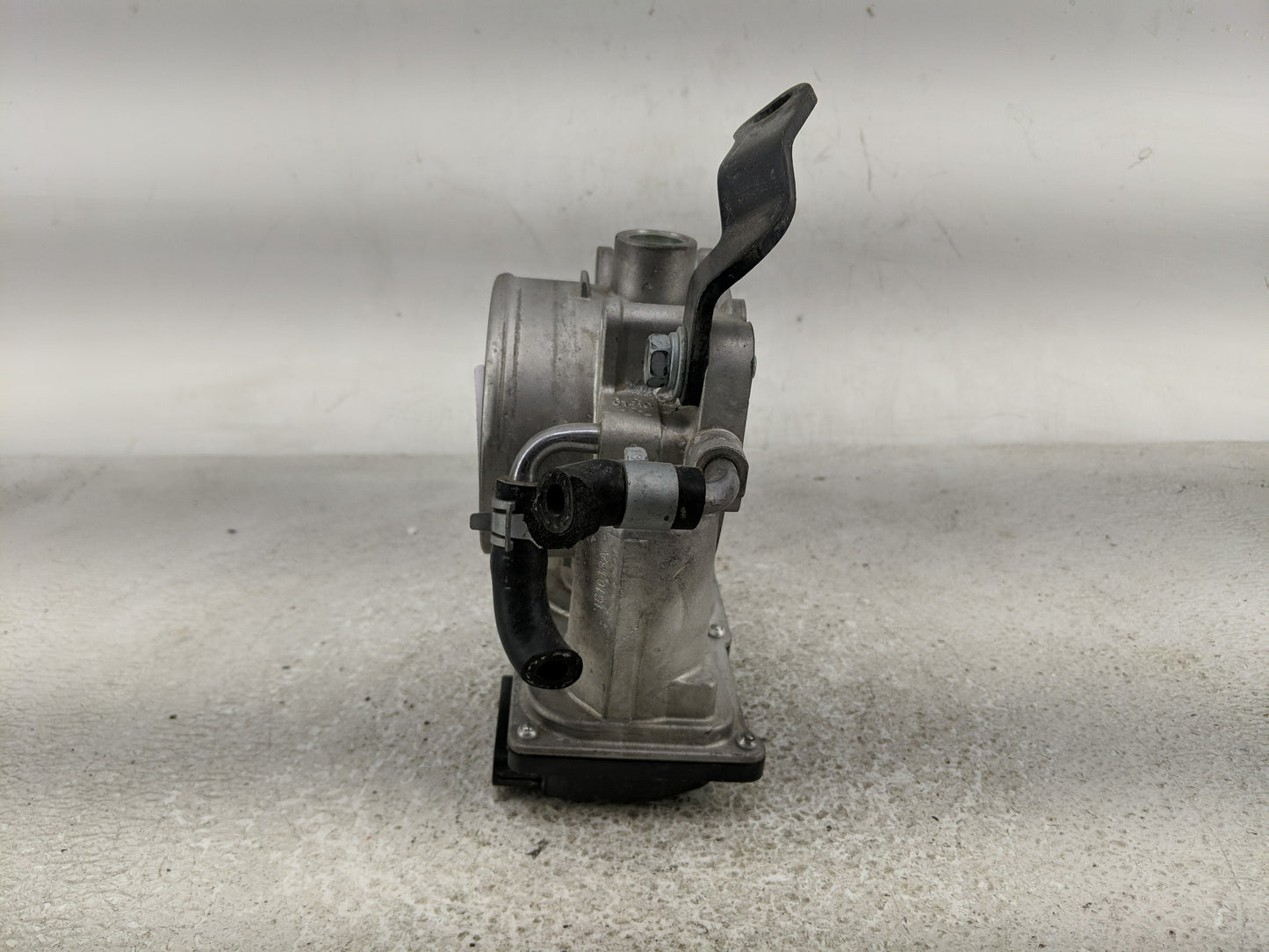 2015-2016 Hyundai Genesis Throttle Body P/N:35100-3CAC0 Fits Fits 2015 2016 2017 OEM Used Auto Parts - Oemusedautoparts1.com