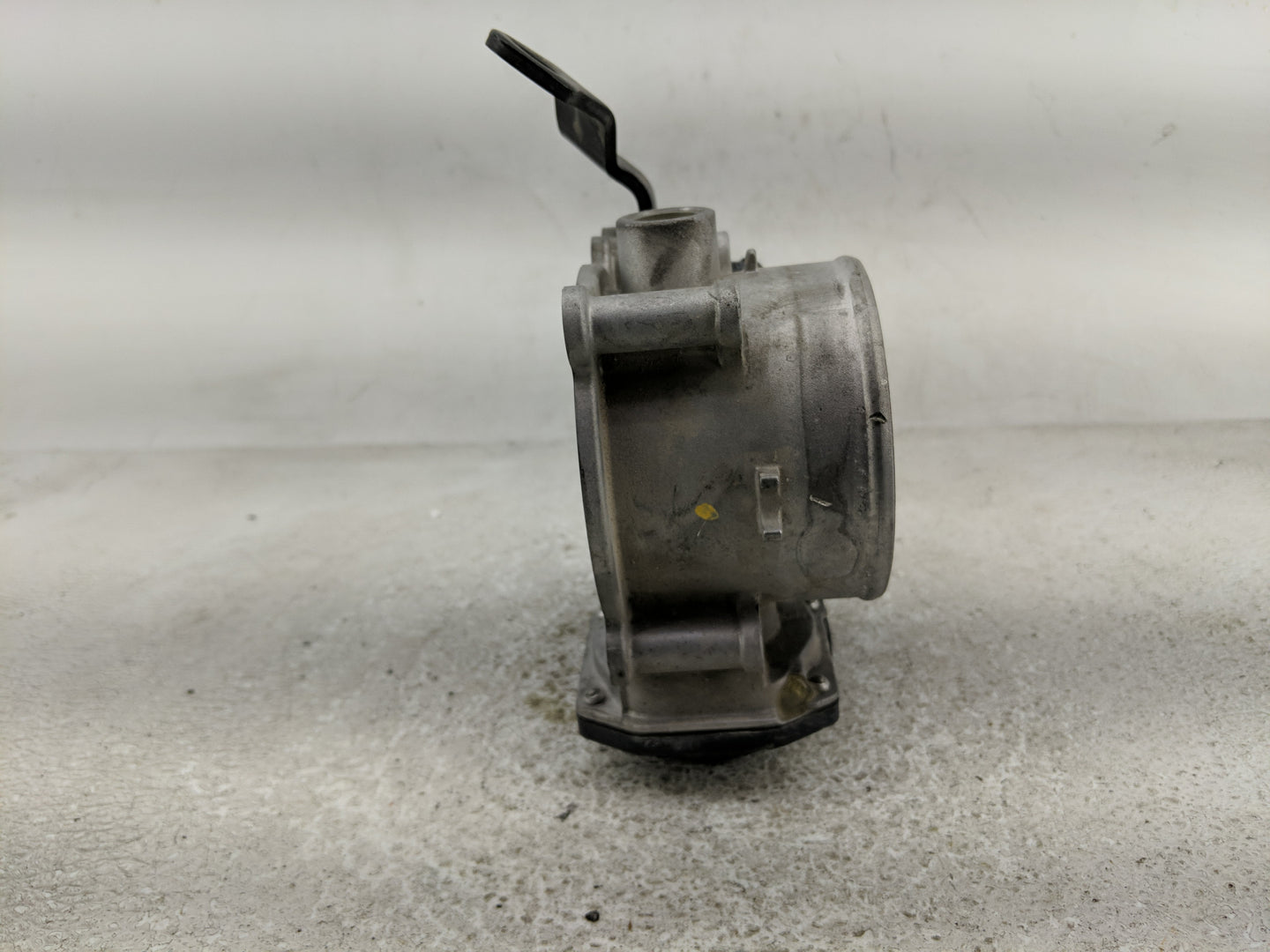 2015-2016 Hyundai Genesis Throttle Body P/N:35100-3CAC0 Fits Fits 2015 2016 2017 OEM Used Auto Parts - Oemusedautoparts1.com