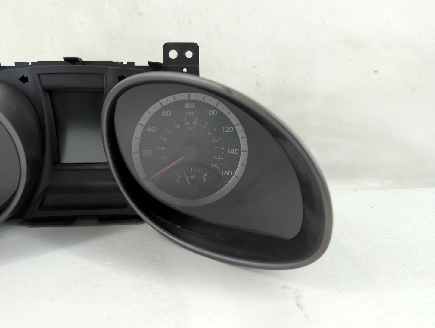 2015-2016 Hyundai Santa Fe Instrument Cluster Speedometer Gauges P/N:94001-4Z300 Fits Fits 2015 2016 OEM Used Auto Parts - O