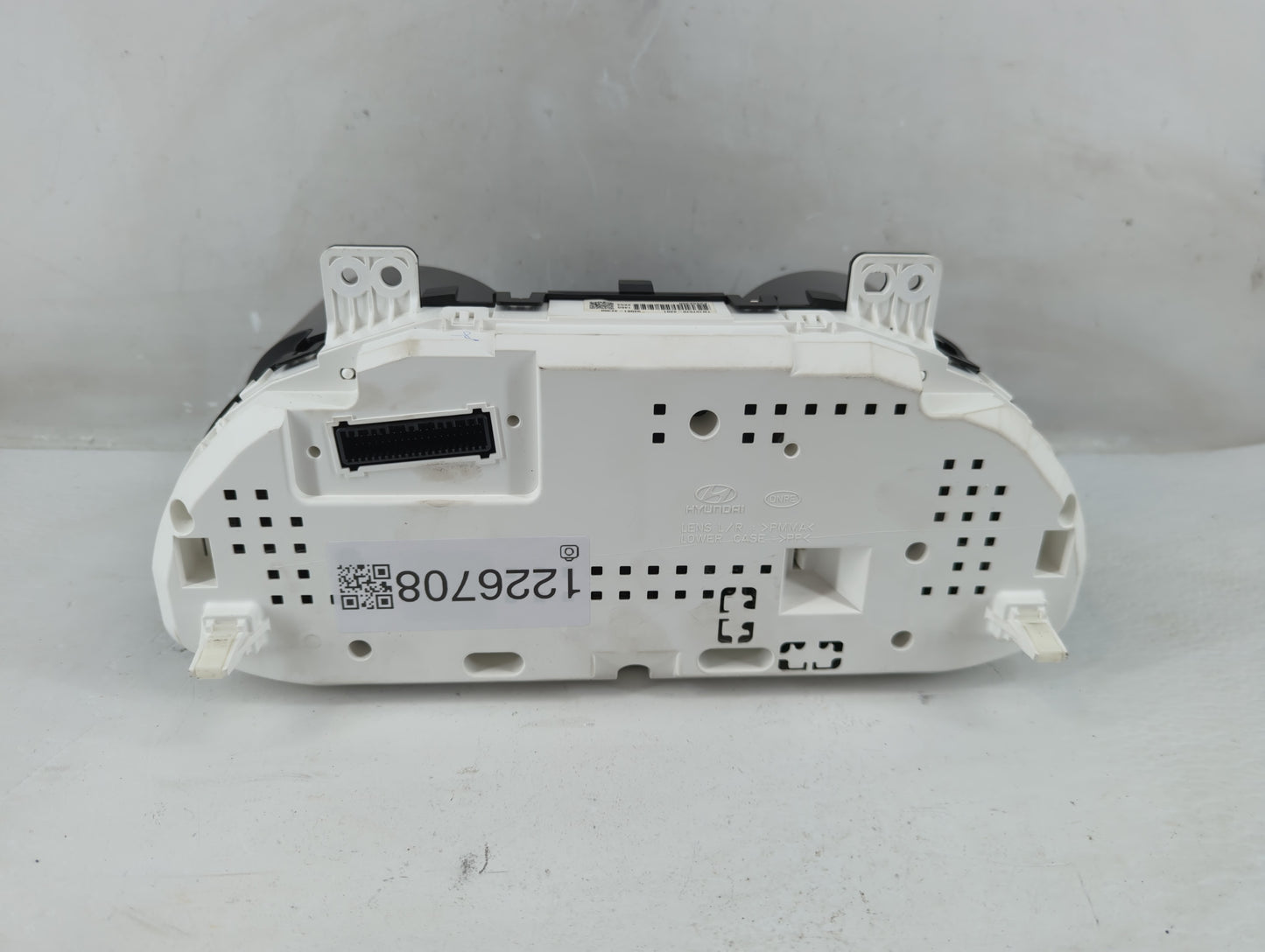 2015-2016 Hyundai Santa Fe Instrument Cluster Speedometer Gauges P/N:94001-4Z300 Fits Fits 2015 2016 OEM Used Auto Parts - O