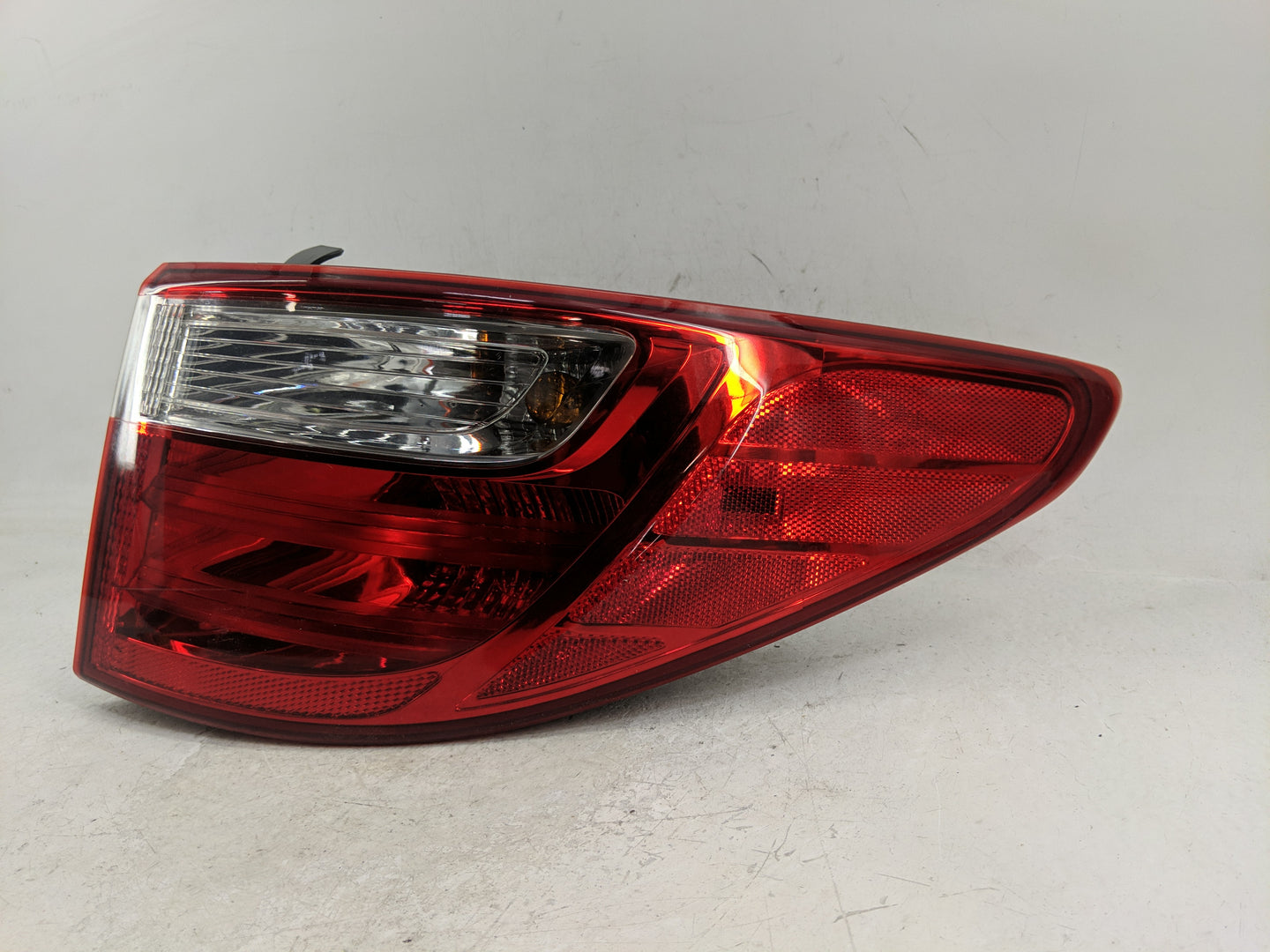 2013-2016 Hyundai Santa Fe Tail Light Assembly Passenger Right OEM Fits Fits 2013 2014 2015 2016 OEM Used Auto Parts - Oemus