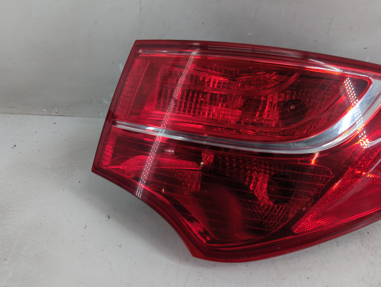 2013-2016 Hyundai Santa Fe Tail Light Assembly Passenger Right OEM P/N:92402-4Z0 Fits Fits 2013 2014 2015 2016 OEM Used Auto