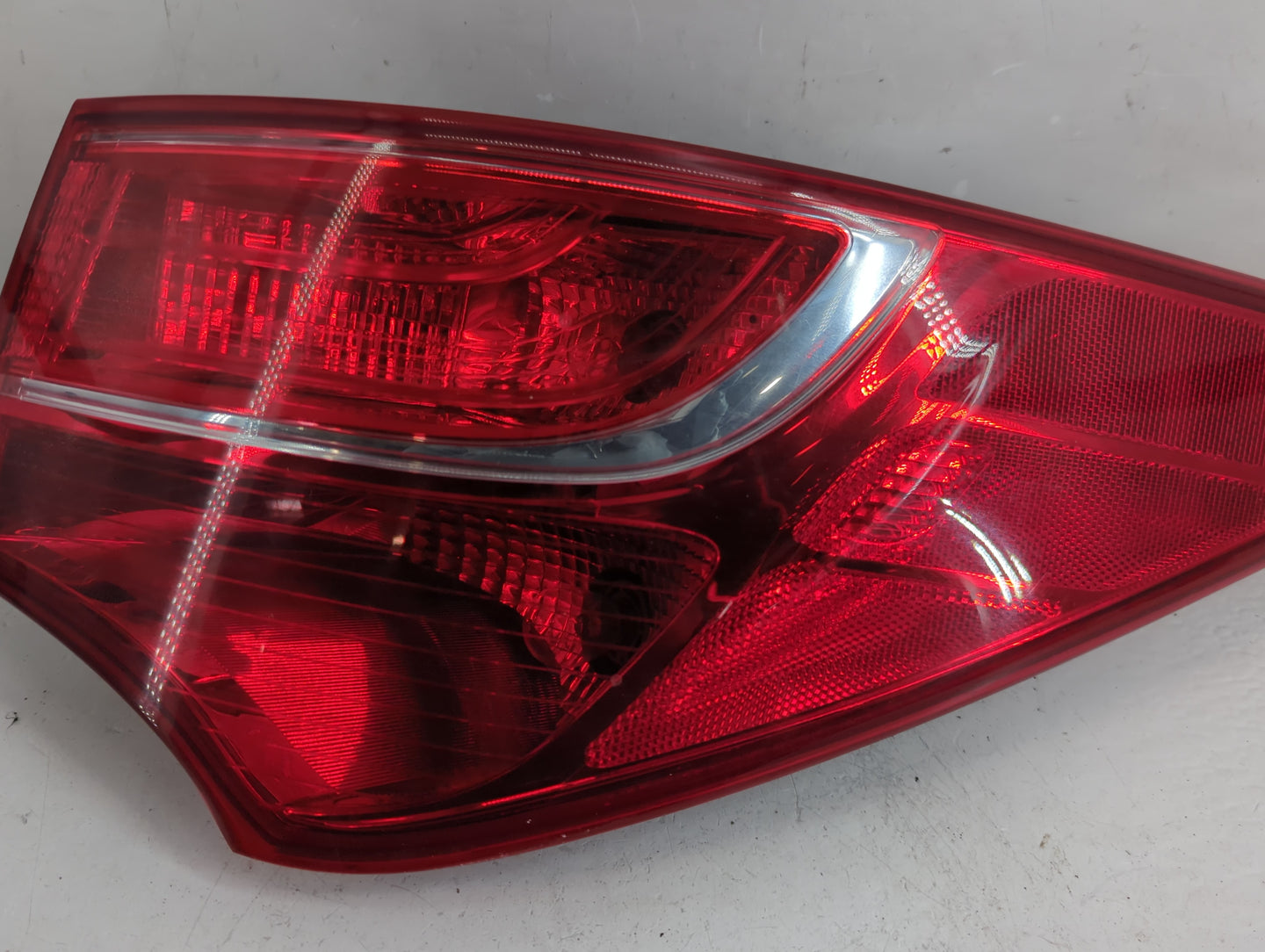 2013-2016 Hyundai Santa Fe Tail Light Assembly Passenger Right OEM P/N:92402-4Z0 Fits Fits 2013 2014 2015 2016 OEM Used Auto