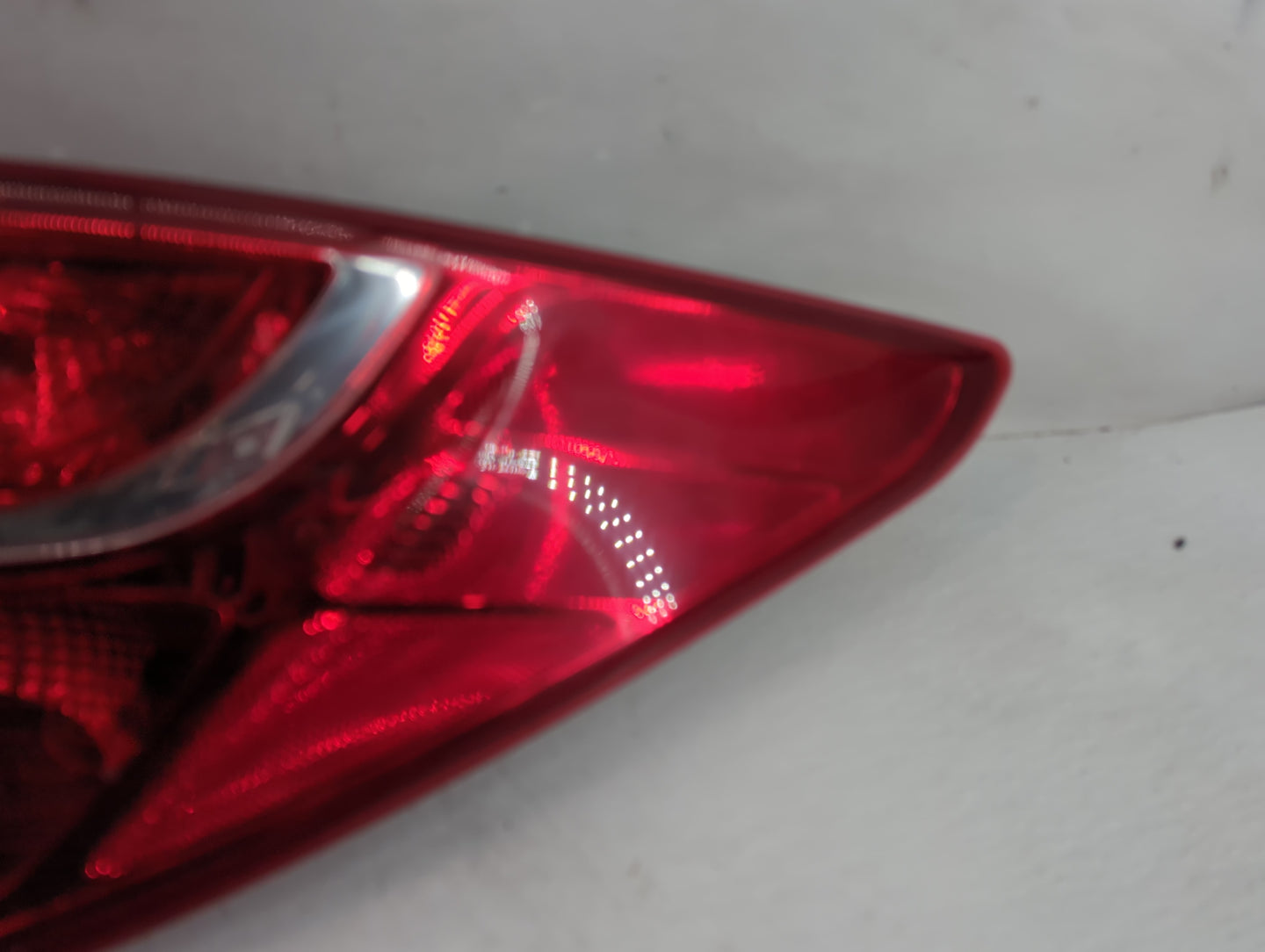 2013-2016 Hyundai Santa Fe Tail Light Assembly Passenger Right OEM P/N:92402-4Z0 Fits Fits 2013 2014 2015 2016 OEM Used Auto