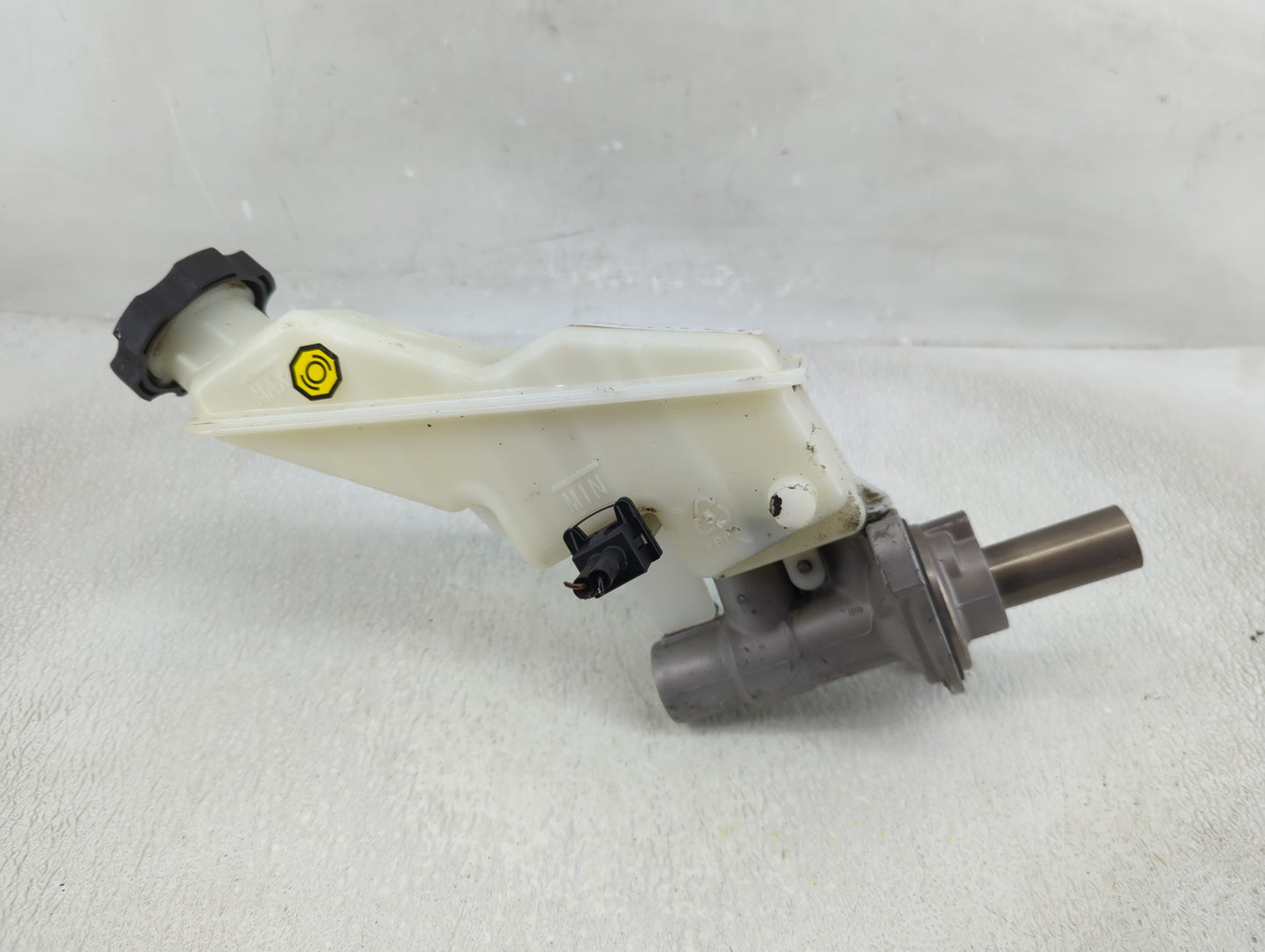 2013-2019 Hyundai Santa Fe Brake Master Cylinder 1310389 - Oemusedautoparts1.com
