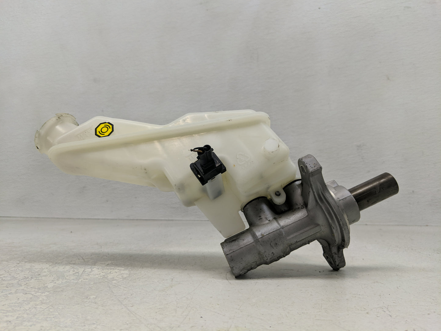 2013-2019 Hyundai Santa Fe Brake Master Cylinder 1312066 - Oemusedautoparts1.com
