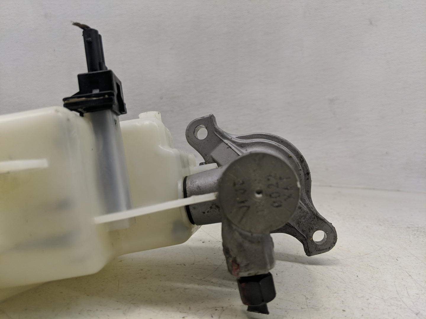2013-2019 Hyundai Santa Fe Brake Master Cylinder 1312066 - Oemusedautoparts1.com